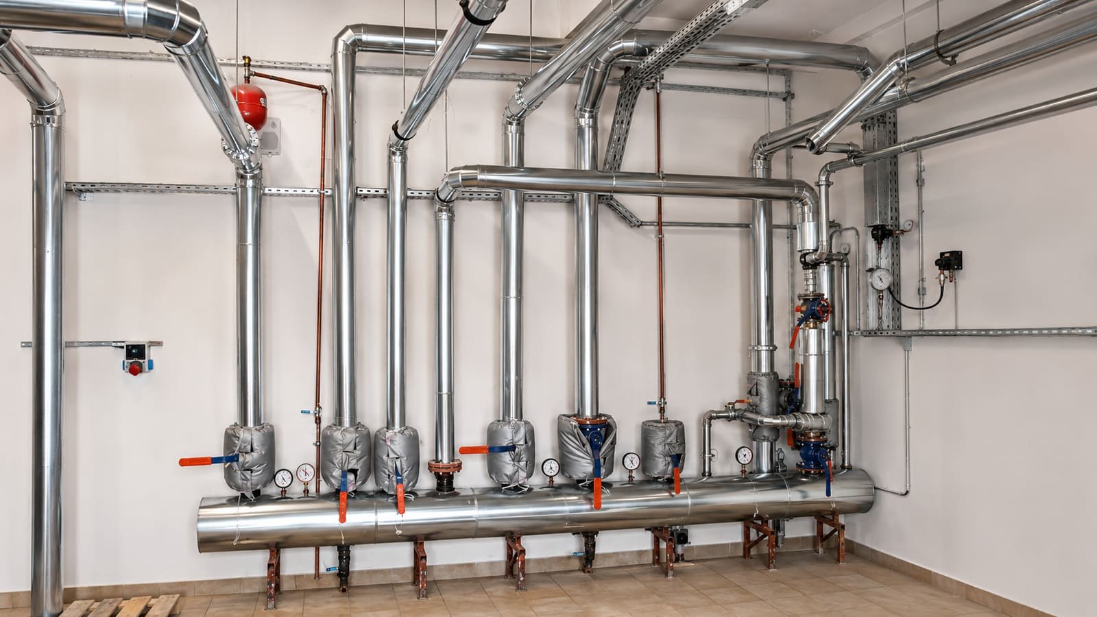 Tesis içinde metal dış kaplamalı kollektör ve dikey boru hatları